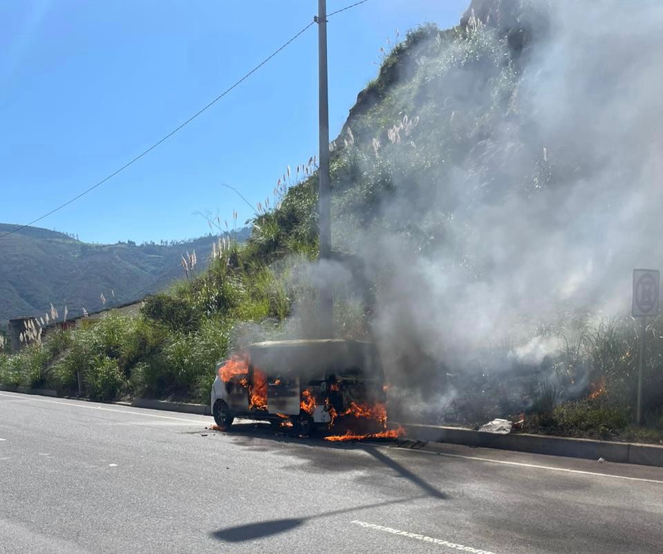 Una buseta se incendió la mañana de este viernes en la autopista Cuenca- Aozgues. Foto Bomberos Cuenca
