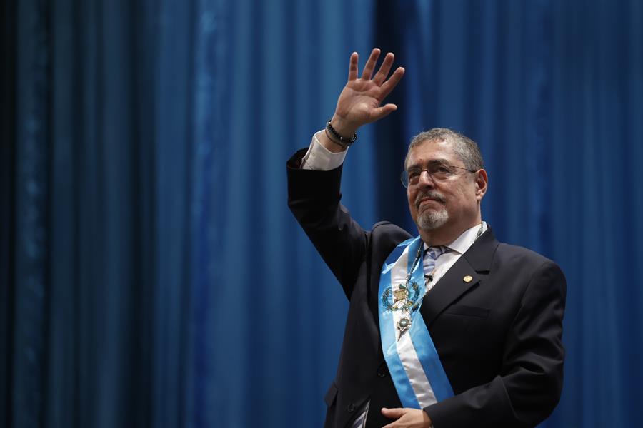 Bernardo Arévalo de León fue investido hoy presidente de Guatemala para el periodo 2024-2028 en una solemne sesión en el Teatro Nacional de la capital guatemalteca con diez horas de retraso y tras una azarosa transición no exenta de intentos de "golpe de Estado" denunciados por el nuevo gobernante desde su triunfo electoral en agosto pasado. EFE
