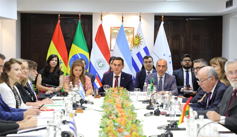 Los cancilleres del Mercosur, el mecanismo de integración conformado por Brasil, Argentina, Uruguay, Paraguay y el recién incorporado Bolivia, mantienen este miércoles una reunión en Asunción con una agenda que tiene entre sus principales pendientes el cierre de la negociación del acuerdo comercial con la Unión Europea (UE). EFE