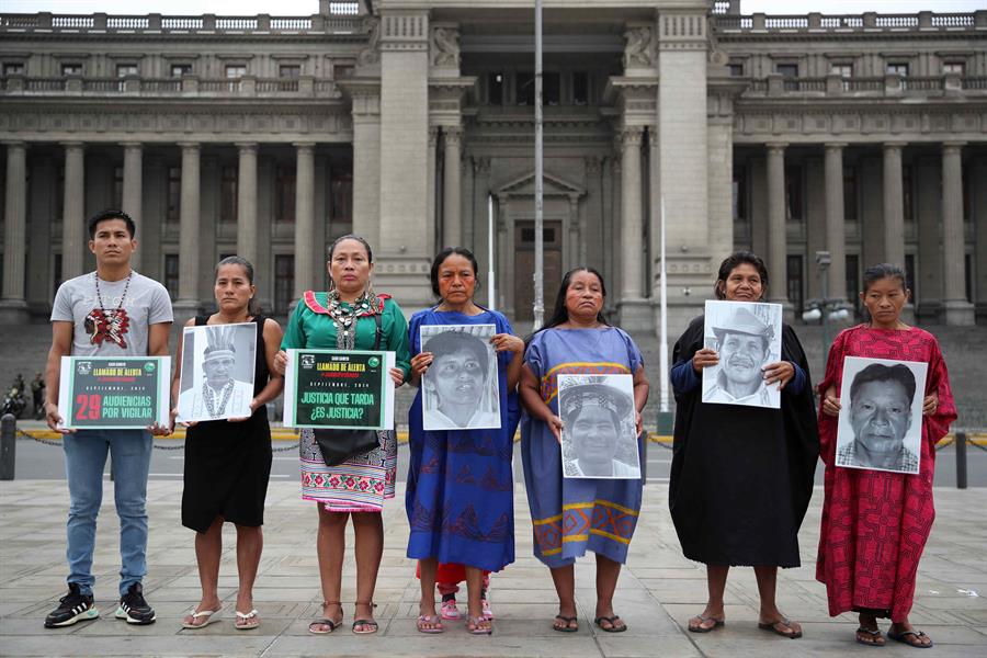Familiares de los líderes indígenas de Saweto llevan hoy los retratos de (i-d): Quinto Inuma, Edwin Chota, Jorge Ríos, Leoncio Quinticima y Francisco Pinedo, durante un plantón ante la sede del Poder Judicial, en Lima (Perú). Familiares de los líderes indígenas de Saweto y del apu Quinto Inuma realizaron este lunes un plantón frente a la sede del Poder Judicial en Lima para "exigir justicia" para los más de 30 defensores indígenas asesinados en los últimos años en Perú. EFE