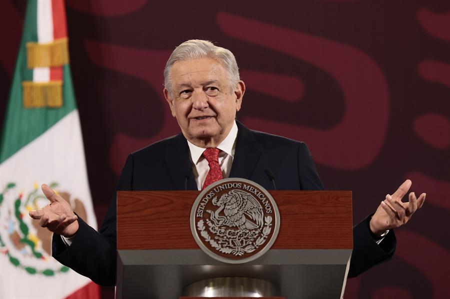 López Obrador respondió este martes que "no se puede cerrar" la frontera de Estados Unidos con México después de que el exmandatario estadounidense (2017-2021) Donald Trump prometió hacerlo tras triunfar en los caucus de Iowa. El gobernante mexicano reaccionó a la victoria de Trump, quien arrasó el lunes con más del 50 % de los votos en los caucus de Iowa, donde en su discurso triunfal advirtió que una de sus primeras acciones de Gobierno será cerrar la frontera con México. EFE