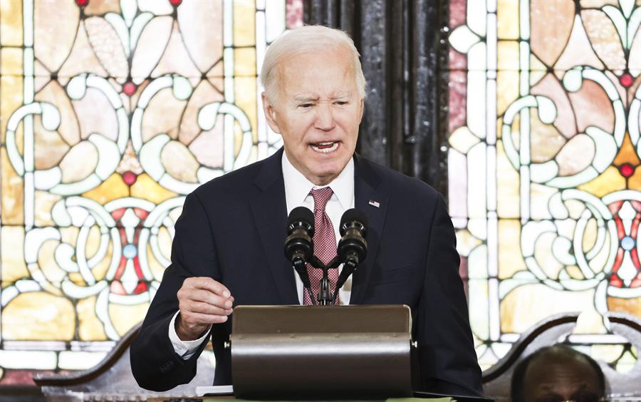 Biden se enfrenta el sábado 3 de febrero a una prueba crucial en las primarias demócratas en Carolina del Sur. Con la victoria asegurada al no enfrentarse a rivales significativos, el reto radica en demostrar que aún puede electrizar a la base del partido, especialmente a la comunidad afroamericana. EFE