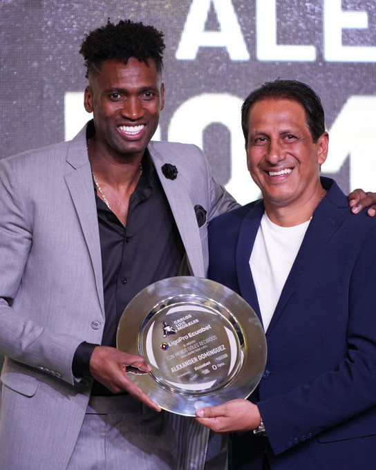 Alexander Domínguez junto a Cevallos en la entrega del premio al mejor portero del 2023. Foto: Liga de Quito
