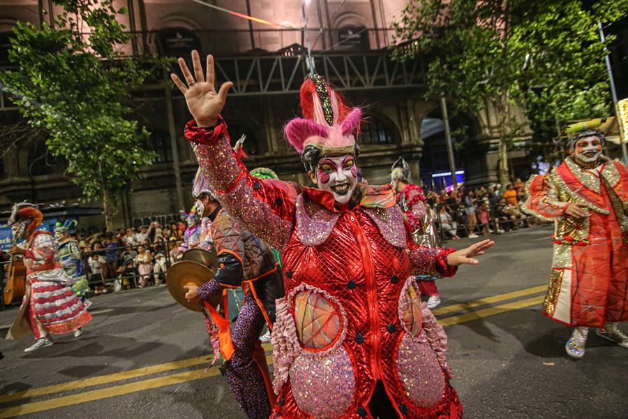 Artistas participan en el desfile inaugural de carnaval, hoy por la Avenida 18 de julio de Montevideo (Uruguay). Entre luces de colores y figuras gigantes de entrañables personajes de la cultura, la capital uruguaya se viste de fiesta para celebrar con un nuevo desfile a lo largo de su principal avenida el regreso del carnaval 'más largo del mundo'. El destello colorido de las cintas de luces led dispuestas a lo largo de 18 de julio lo anuncian. Por la céntrica avenida de Montevideo van a pasar los 38 conjuntos protagonistas de la nueva edición de la fiesta popular que presume de ser la más larga por extenderse durante más de 40 días: el carnaval uruguayo. EFE
