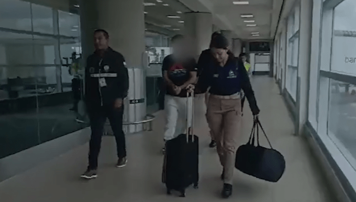 La Policía de Ecuador dio a conocer que en Perú fue detenido y extraditado Andrés M. para ser puesto a orden de la autoridad ecuatoriana.