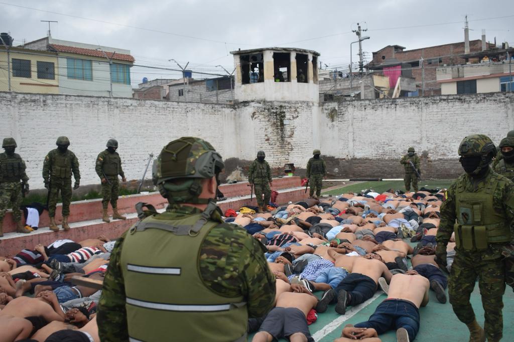 Personal miliar durante los operativos en los centros penitenciarios del país.