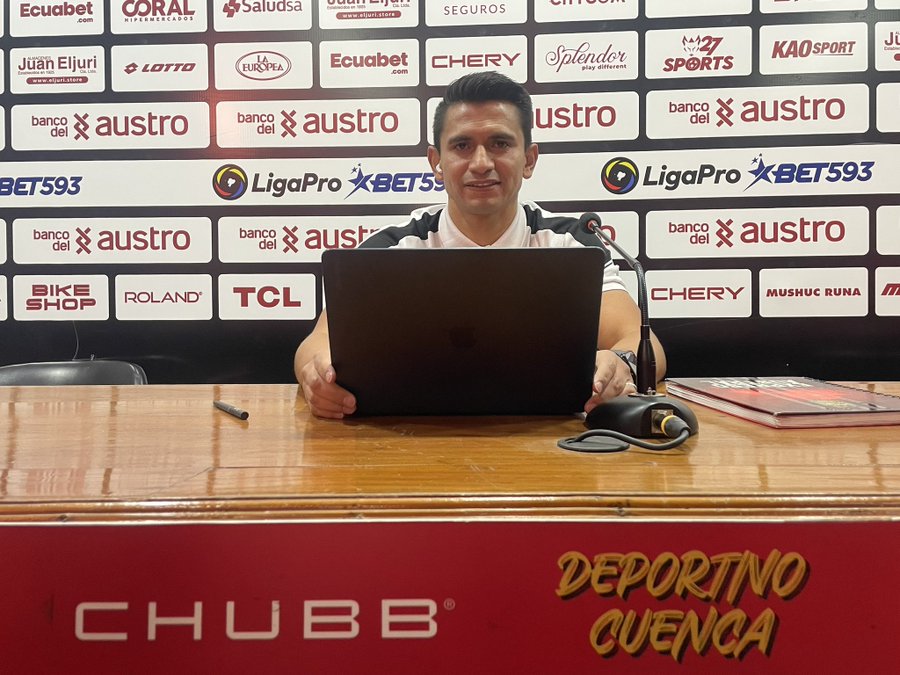 El director deportivo Luis Fernando Saritama dio declaraciones en una rueda de prensa acerca de la pretemporada de Deportivo Cuenca.