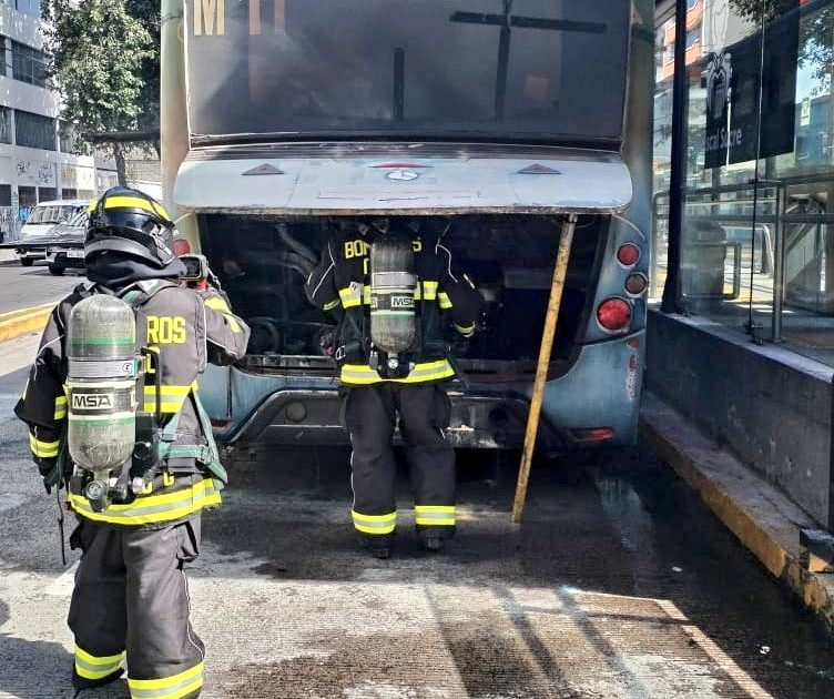 Personal del Cuerpo de Bomberos de Quito durante la intervención en el trolebús afectado. /Cortesía