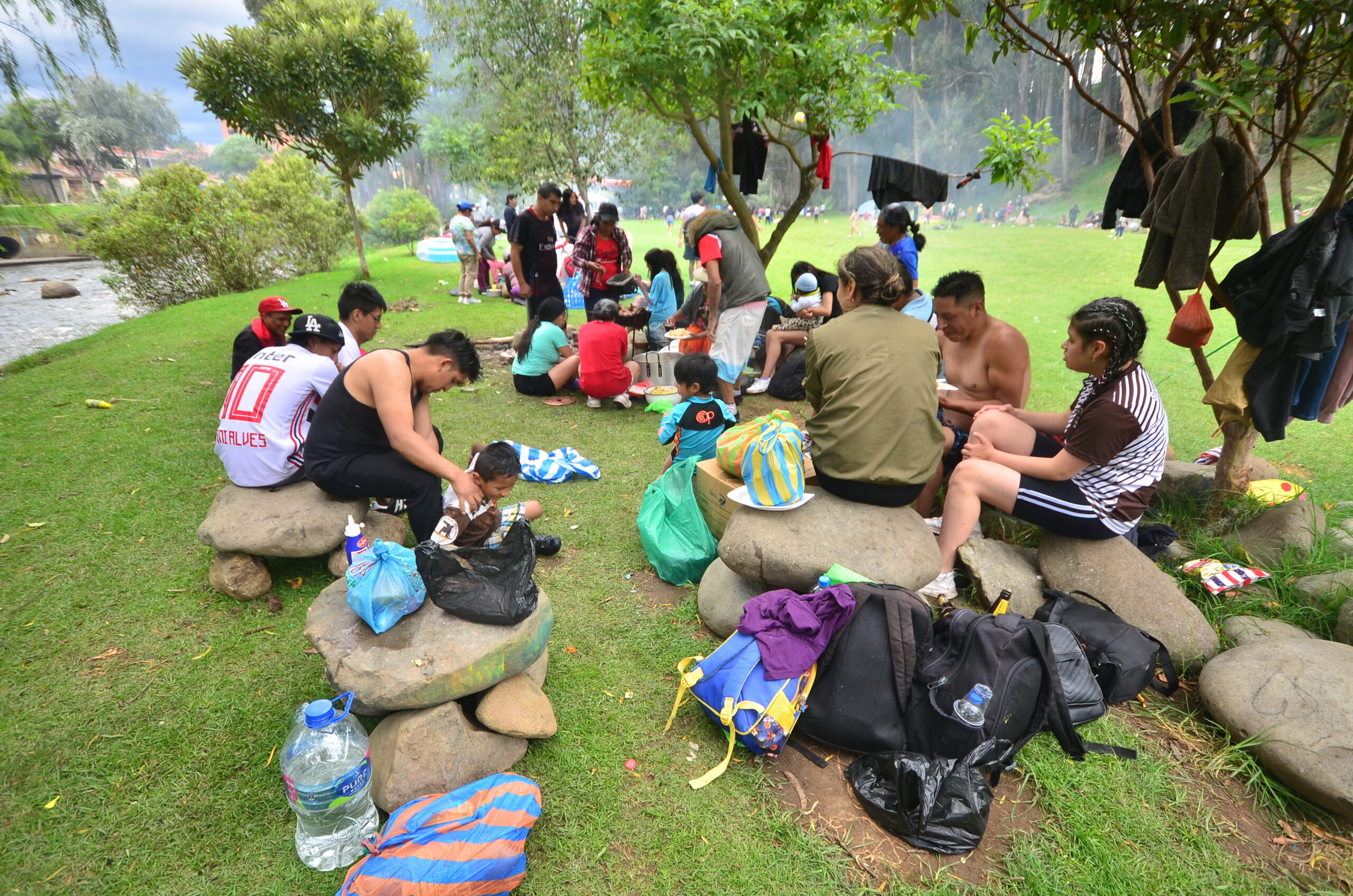 Las familias cuencanas se congregaron ayer en las orillas del río Yanuncay (proximidades de la Unidad Educativa “Bilingüe Interamericana”) para disfrutar del Carnaval. FMV