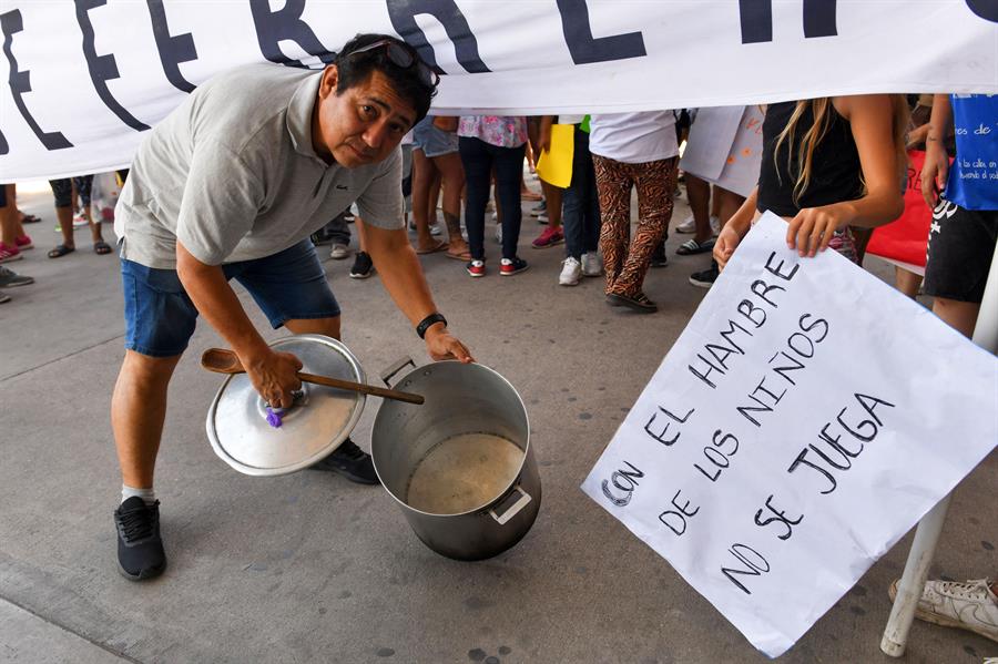 . En medio de una semana marcada por el debate parlamentario de la 'ley ómnibus', proyecto estrella del Ejecutivo argentino, muchos colectivos que sostienen comedores sociales se manifestaron este jueves ante supermercados del país contra los escasos recursos de los que disponen, denuncian, desde que Javier Milei es presidente. EFE