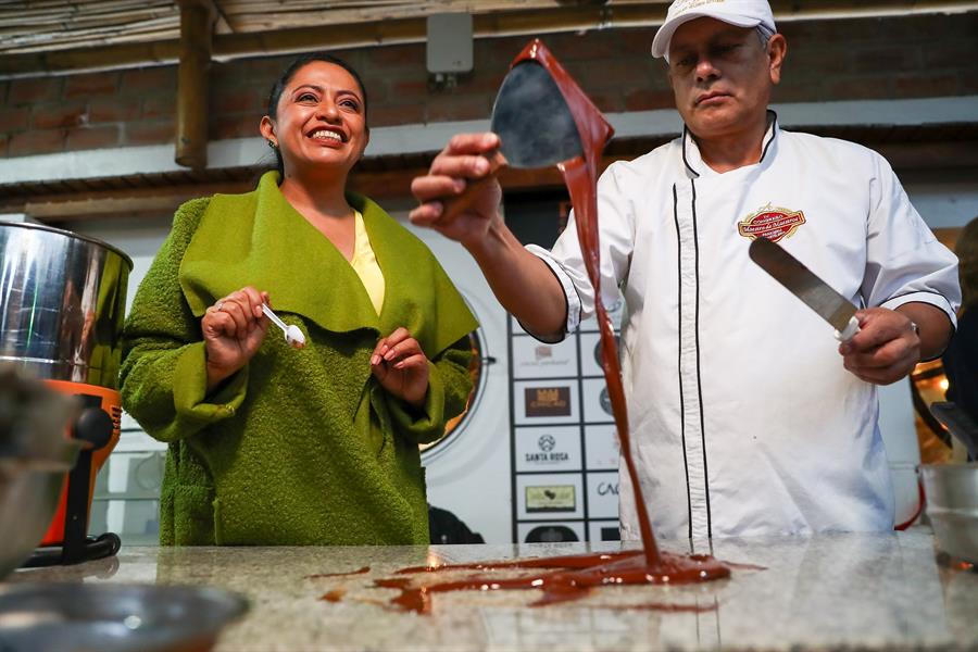 La Ciudad Mitad del Mundo, en Ecuador, fue acreditada este lunes como la Capital Iberoamericana del Chocolate, una distinción otorgada en la reciente Feria Internacional de Turismo (Fitur), en Madrid (España), donde el sabor del cacao andino conquistó a los exigentes paladares europeos. EFE