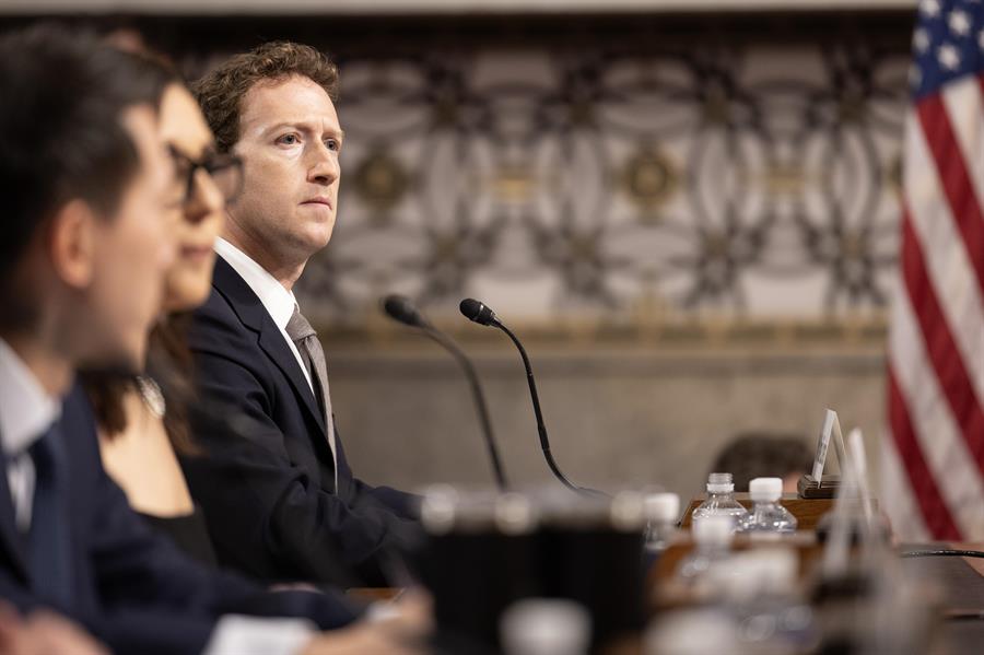 El director ejecutivo de Meta, Mark Zuckerberg, pidió perdón a un grupo de familiares que aseguran que sus hijos fueron víctimas de abuso sexual por culpa de internet.
