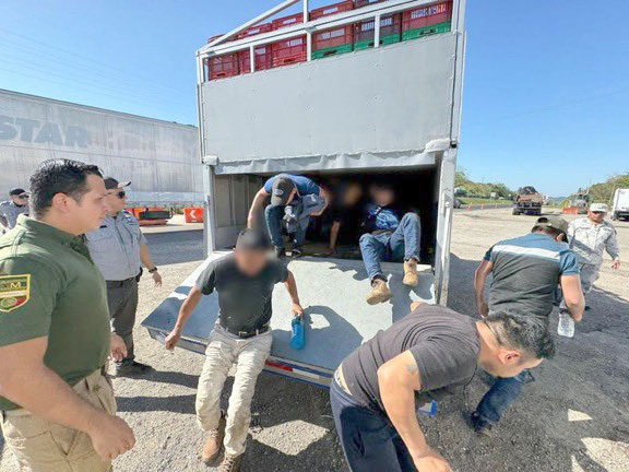 Dos ecuatorianos fueron encontrados hacinados junto a otros migrantes en México. Foto INM