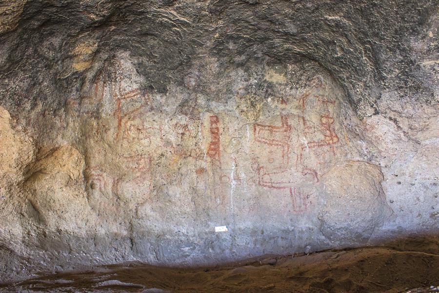 El arte rupestre de la Patagonia se remota a 8.200 años antes de la actualidad, según los dibujos hallados en una cueva que son los más antiguos conocidos en la región por datación directa, y se cree que pudieron haber ayudado a transmitir conocimiento durante generaciones. EFE