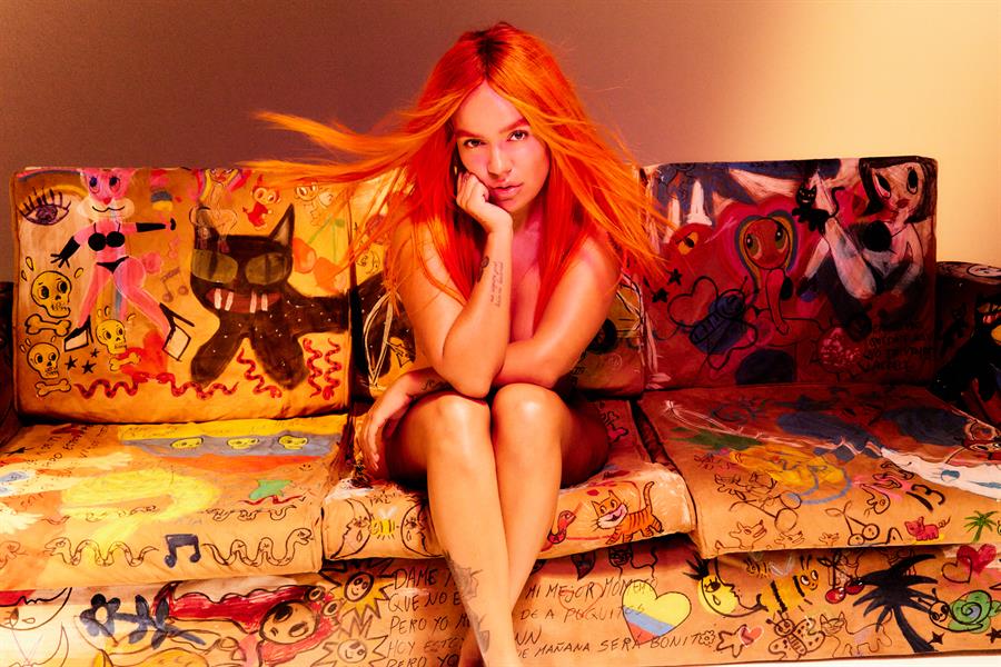 Fotografía cedida por Universal Music Latino donde aparece la cantante colombiana Karol G, quien recibirá el premio a la mujer del año en los premios Women In Music Awards que otorga la revista especializada Billboard a los talentos femeninos más destacados de toda la industria musical. Será, tal y como ha anunciado esta publicación, el próximo 6 de marzo en el YouTube Theater de Hollywood Park, en Los Angeles (EE.UU.), en una gala presentada por Tracee Ellis Ross y en la que también actuará la artista colombiana y gran homenajeada de la noche. EFE