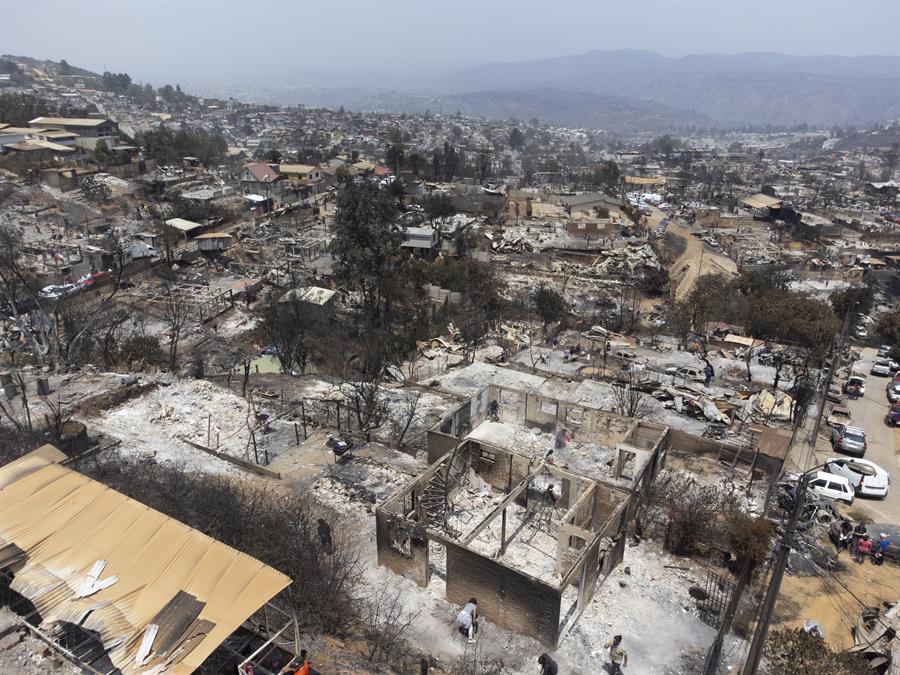 El número de fallecidos en los devastadores incendios que azotan la región de Valparaíso, a 100 kilómetros al oeste de Santiago, aumentó a 99, de los cuales solo 32 han podido ser identificados, informó este domingo el Servicio Médico Legal (SML) de Chile. EFE