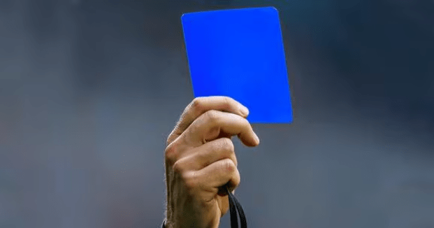 El reglamento del fútbol introducirá próximamente la novedad de las tarjetas azules, según informó el diario británico 'The Telegraph'.