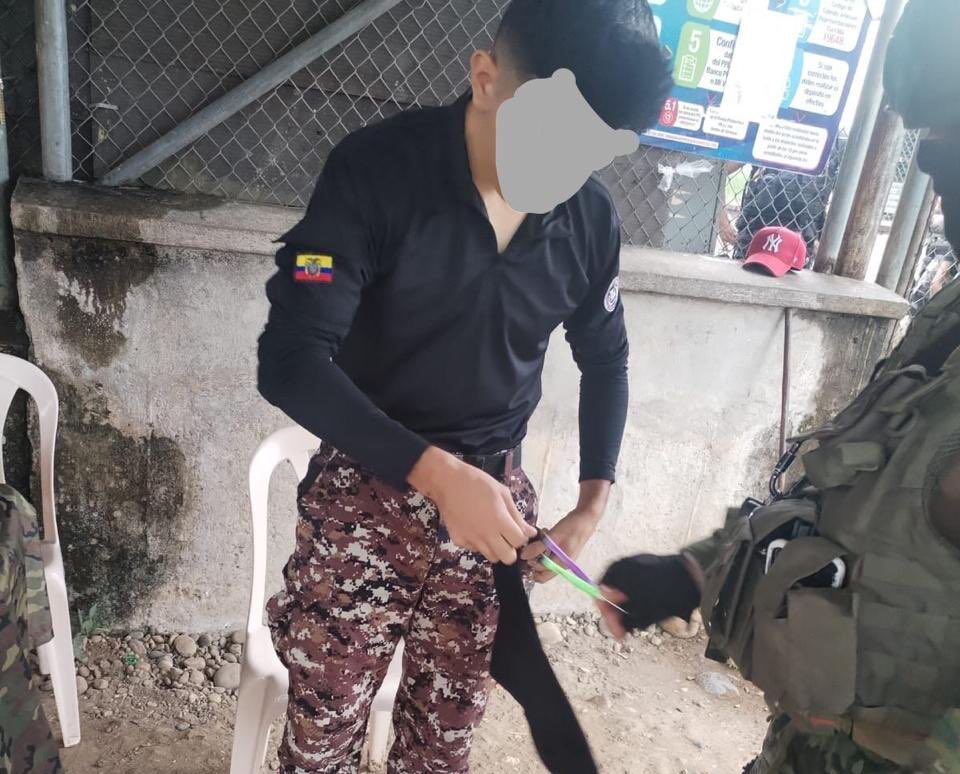 Un agente penitenciario fue retenido al intentar ingresar destornilladores a la cárcel de Sucumbíos.