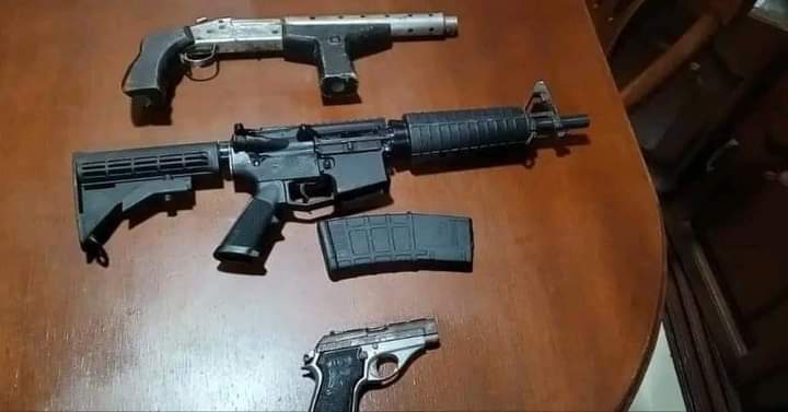 Estas armas fueron incautadas durante los allanamientos.