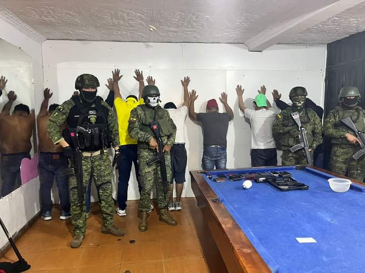 Militares decomisaron un arma de fuego y municiones, en allanamiento en La Uncovía de Cuenca.