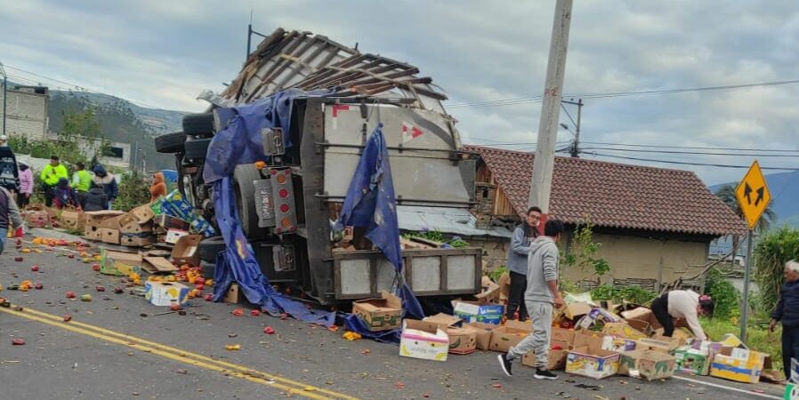 Un camión lleno de frutas se volcó en el sector de Pelileo Grande, en la vía principal que conecta Pelileo con Baños, y dejó heridos.