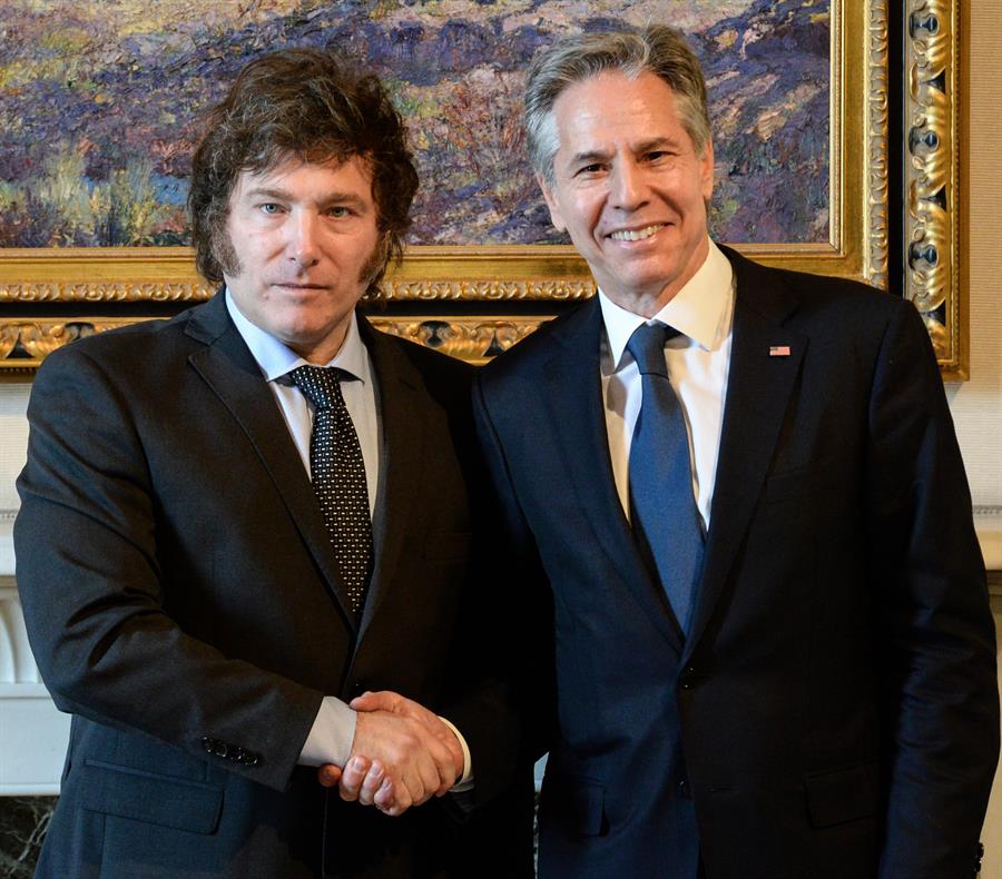 Milei afirmó este viernes ante el secretario de Estado Blinken que bajo su mandato Argentina ha vuelto "al lado" de la democracia y de la libertad. EFE