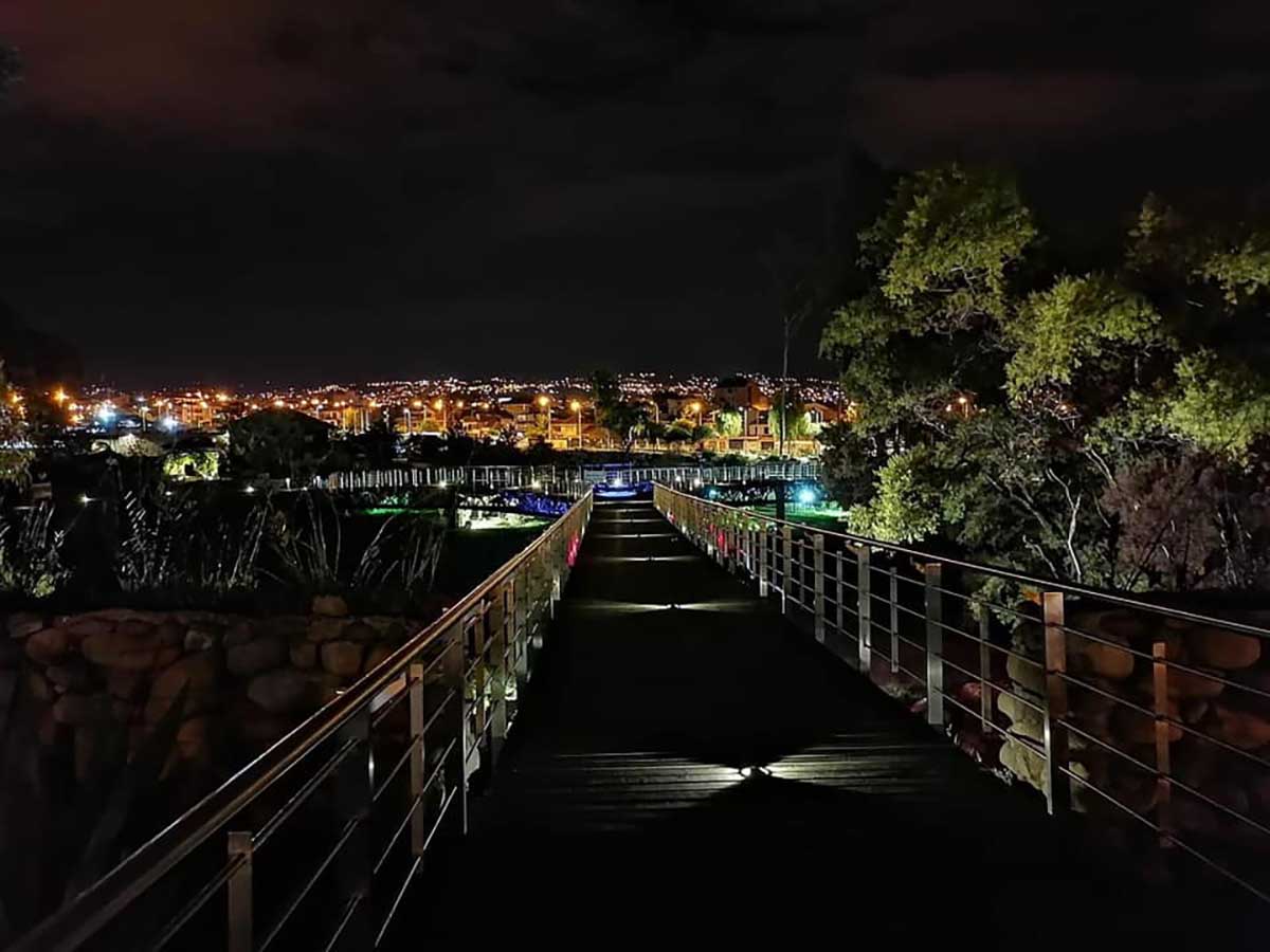 Vista nocturna del Jardín Botánico de Cuenca.