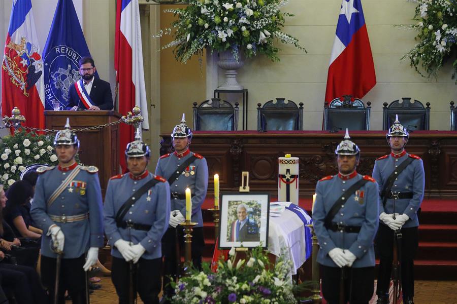 Boric, definió este viernes al expresidente Sebastián Piñera como un líder que "abrió camino a una derecha moderna y democrática" y aseguró durante su funeral de Estado que el exmandatario fallecido en un accidente de helicóptero "jamás se restó a brindar consejo, a pesar de las públicas diferencias que hayamos tenido en el pasado". EFE