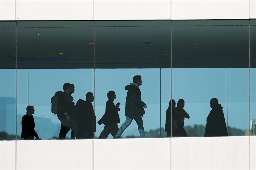 Varios congresistas abandonan el MWC, el mayor evento de la industria de la conectividad y de la tecnología digital, celebrado esta semana en Barcelona, y que ha cerrado este jueves la edición de 2024 con una cifra de cerca de 101.000 asistentes, por encima de las previsiones de la organización.EFE