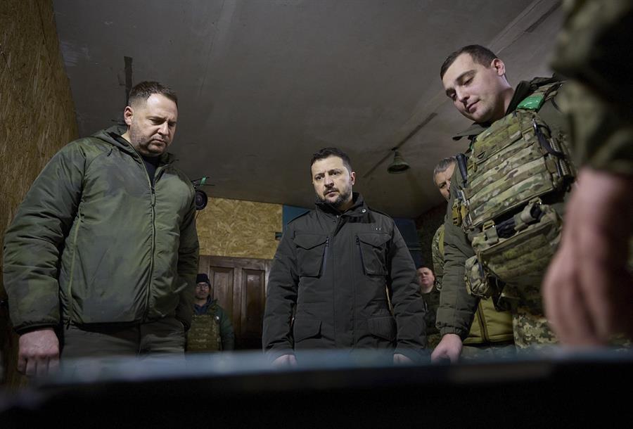El Presidente de Ucrania, Volodimir Zelenski (c), reunido con militares durante su visita al puesto de mando del batallón de la 14ª brigada mecanizada independiente "Príncipe Romano el Grande", cerca de la línea de frente en el área de Kupyansk, Ucrania, este lunes.-EFE