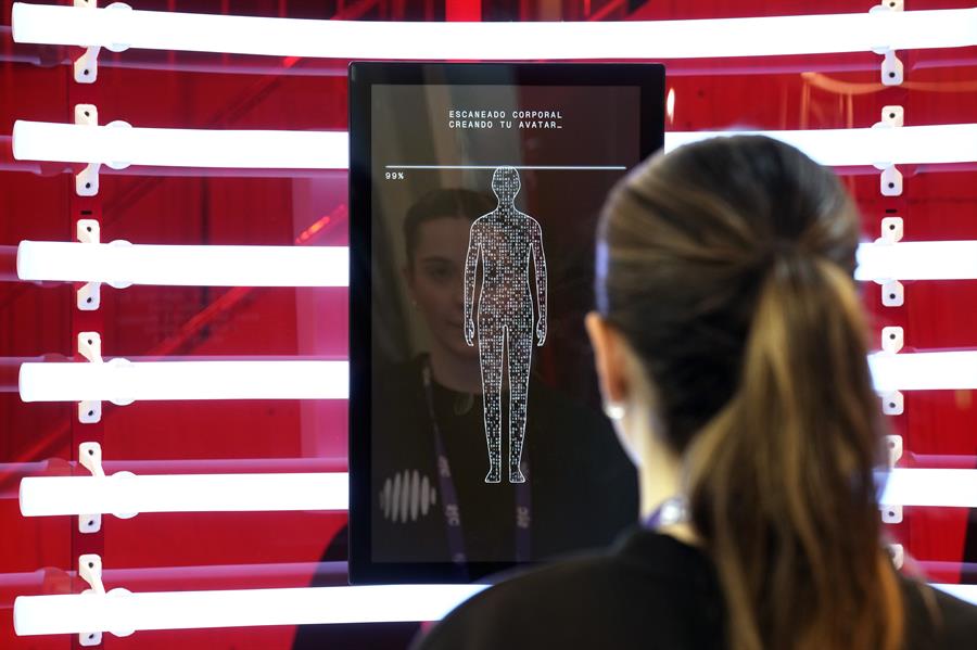 Una visitante prueba el prototipo de gemelo digital en el que los visitantes pueden generar una versión virtual simplificada de su corazón, un dispositivo que han presentado la fundación MWCapital Barcelona y el Barcelona Supercomputing Center en el marco del MWC 2024, el principal congreso tecnológico del mundo, que comenzó ayer en Barcelona. EFE