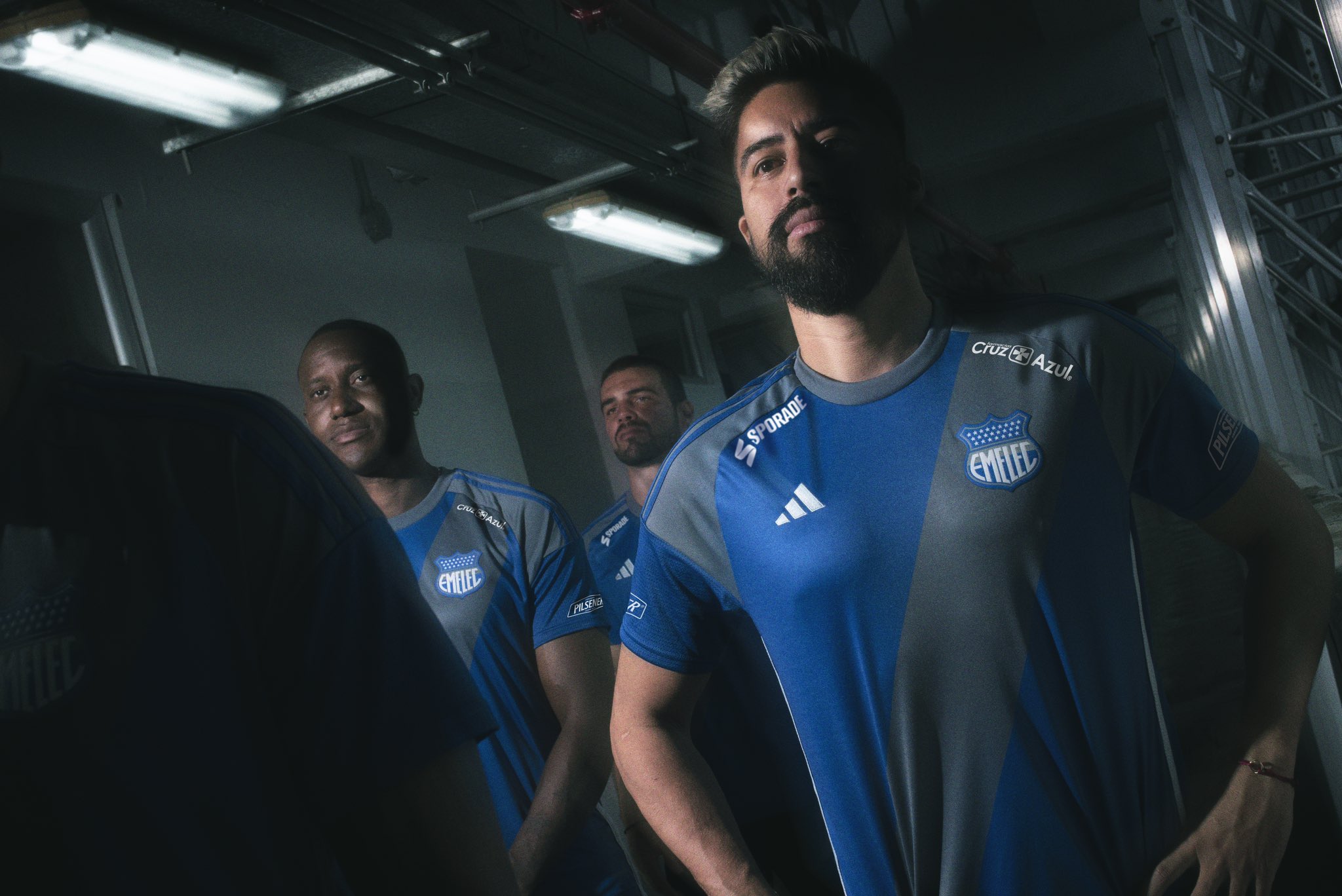 Christian Noboa, Jaime Ayoví y Castelli presentan indumentaria de Emelec 2024. Foto: Emelec