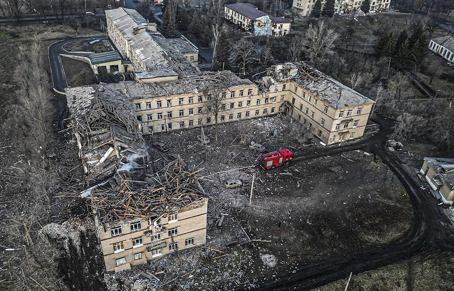 La Guerra entre Ucrania y Rusia ha dejado un aproximado de miles de falelcidos y cientos de estructuras destruídas. Foto EFE