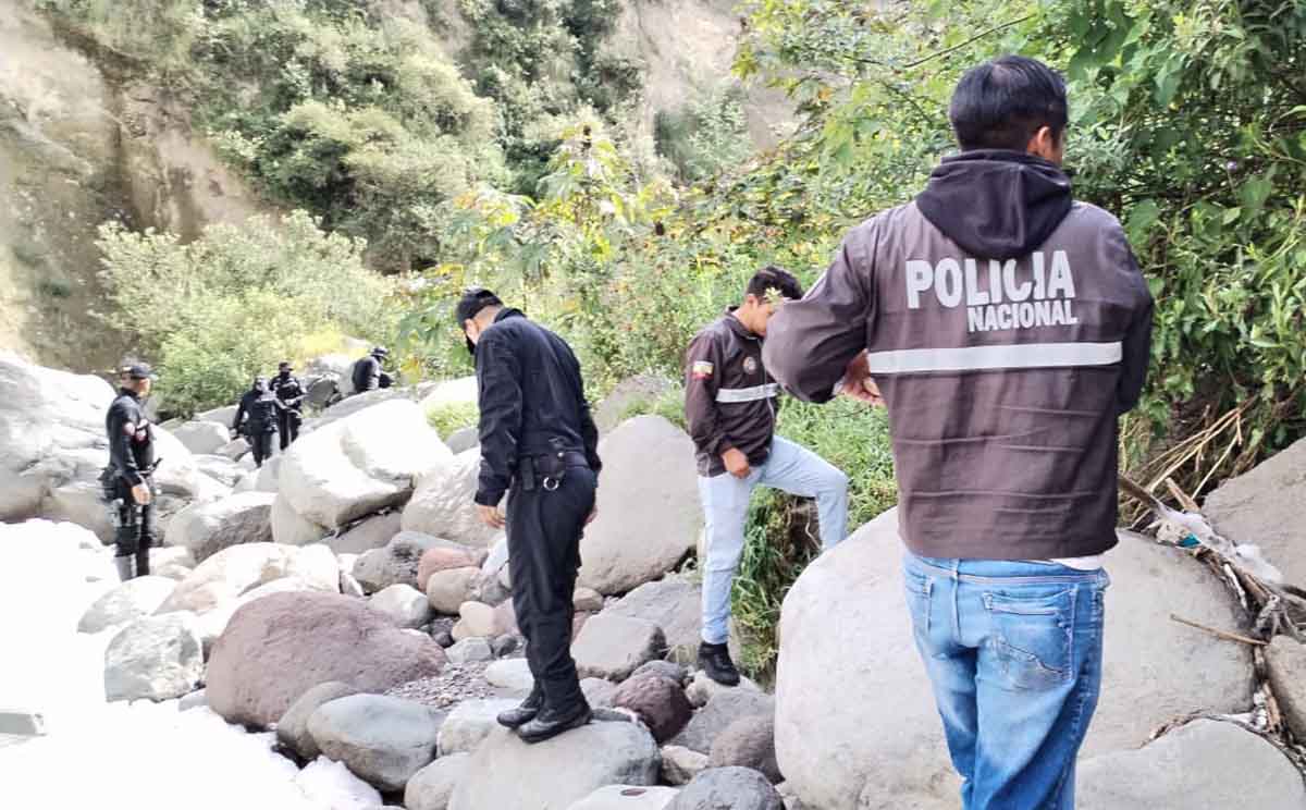 Personal de la Policía Nacional durante el hallazgo del cuerpo sin vida de Hernán Mendoza.