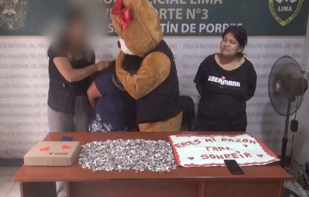 Con un disfraz de osos gigante fue como un policía de Perú atrapó a una presunta delincuente. Foto Internet
