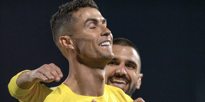 El delantero portugués Cristiano Ronaldo fue suspendido y multado por sus gestos contra la afición del Al-Shabab.