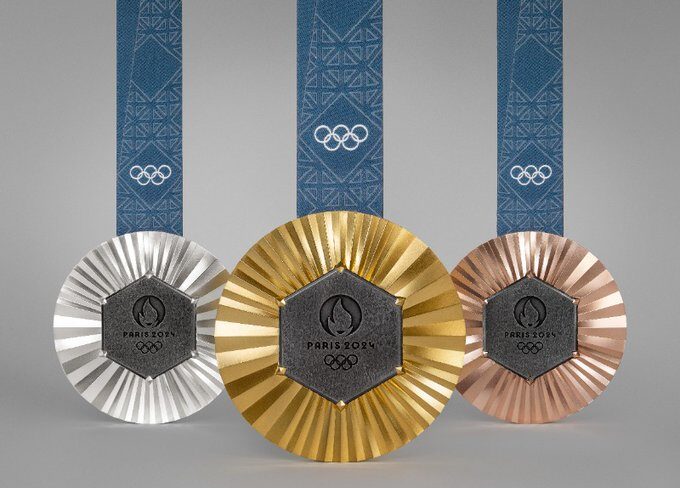 Estas son las medallas que recibirán los atletas olímpicos y paralímpicos. Foto COI