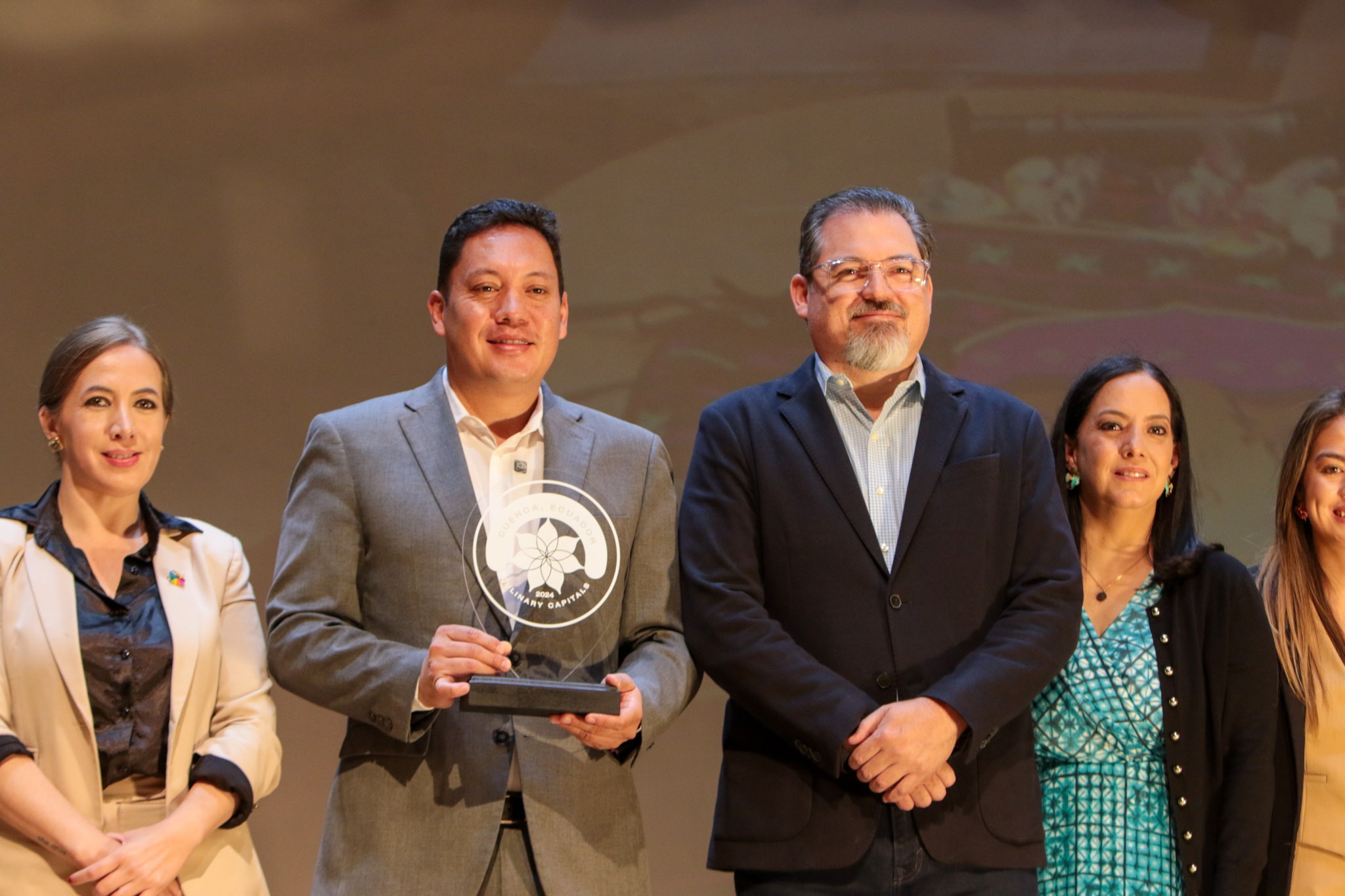 Cristian Zamora, alcalde de Cuenca, recibió ayer la certificación “Culinary Capitals” por Nicolás Pérez, embajador de la World Food Travel Association en Ecuador. XCA