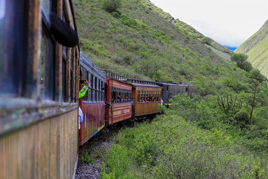 Habitantes de la ciudad de Alausí están empeñados en reactivar la vía al emblemático y vertiginoso paso ferroviario de la Nariz del Diablo.