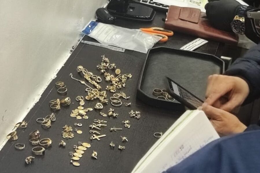 Joyas recuperadas en allanamiento efectuado por la Policía Nacional, en Loja.