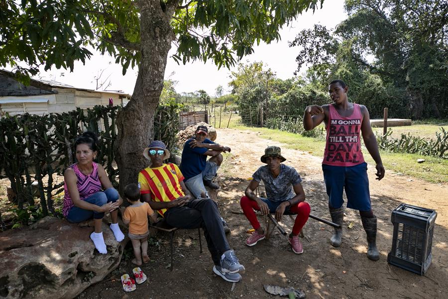 Varias personas relatan a EFE cómo viven en medio de los constantes apagones, en una humilde barriada de chabolas junto a la localidad de Santa Marta el 12 de marzo de 2024, en la provincia de Matanzas (Cuba). En medio de la oscuridad de su casa, Catalina, de 35 años, repasa los problemas de su día a día, similares a los que padecen en Cuba millones de personas por la grave crisis económica que sufre el país y que ha generado protestas en varias ciudades en los últimos días. Los apagones, de más de diez horas diarias en muchas provincias, son un calvario para muchos y el detonante -más allá de otras causas profundas- de protestas como las de el pasado domingo. EFE