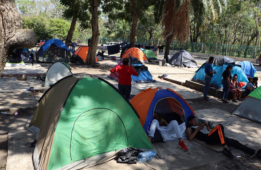 Migrantes descansan en un campamento improvisado este domingo, en una plaza del municipio de Tapachula, en el estado de Chiapas (México).EFE