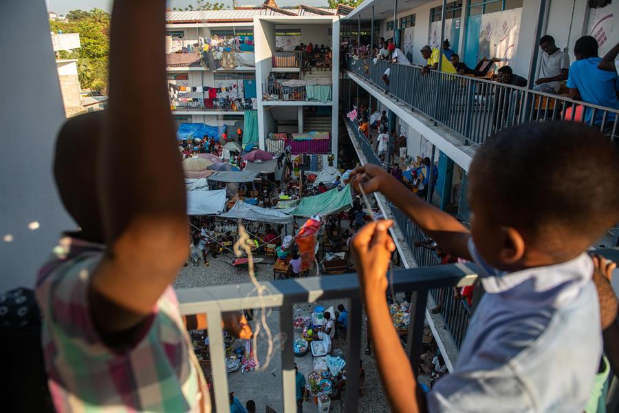 Más de un millón de niños, niñas y adolescentes están atrapados por la violencia de las bandas armadas en Haití, al vivir en zonas controladas o bajo influencia de esos grupos, lo que representa una cuarta parte de la población infantil del país, denunció este jueves la organización humanitaria Save the Children. EFE