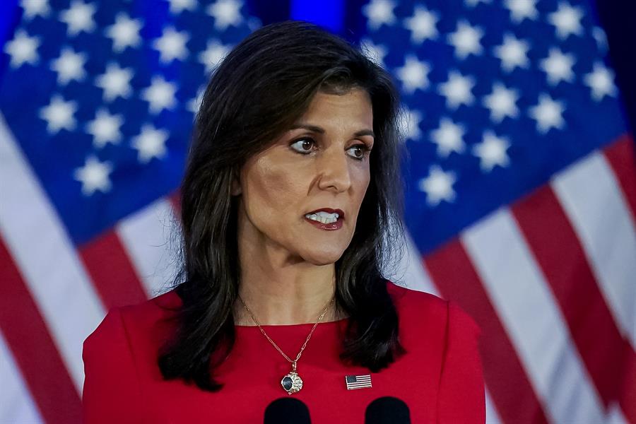 a candidata presidencial republicana estadounidense Nikki Haley anuncia la suspensión de su campaña presidencial durante una conferencia de prensa en su sede en Daniel Island en Charleston, Carolina del Sur, este miércoles. Haley, La exgobernadora de Carolina del Sur se postuló contra el expresidente estadounidense Donald Trump en las primarias republicanas. EFE