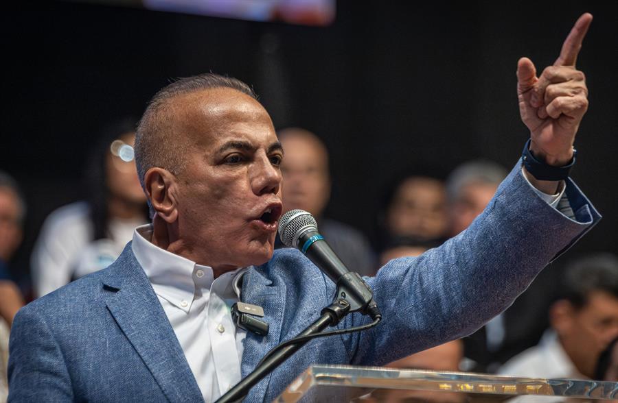 Rosales, inscrito la noche del lunes al filo del cierre del período de postulaciones, dijo este miércoles que está dispuesto a retirarse de la carrera por la Presidencia si la oposición tradicional propone un aspirante que supere los obstáculos que -aseguró- pone el Gobierno. EFE