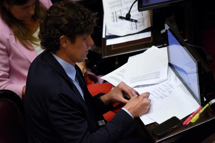 La sesión, que comenzó a las 11:11 hora local (13:11 GMT), fue convocada por la titular de la Cámara Alta y vicepresidenta argentina, Victoria Villarruel, quien aceptó incluir en el temario del debate plenario el DNU de Milei -vigente desde el 29 de diciembre y que busca una fuerte desregulación de la economía-, pese al riesgo de rechazo del mismo, ya que el oficialismo es la tercera minoría en el Parlamento y debe lograr adhesiones de opositores. EFE