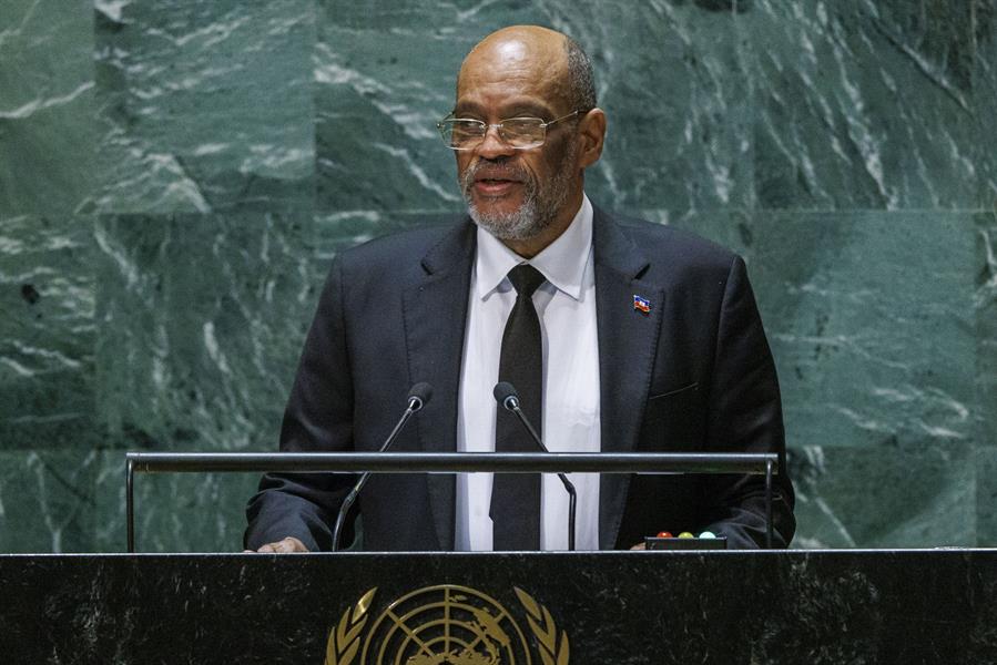 El primer ministro Ariel Henry, un prestigioso neurocirujano que asumió hace 32 meses la jefatura de Gobierno en Haití y que ha anunciado que dimitirá en cuanto se establezca un consejo presidencial de transición, no ha podido poner freno a la grave crisis en la empobrecida nación, azotada desde hace días por la violencia extrema de las bandas criminales. EFE