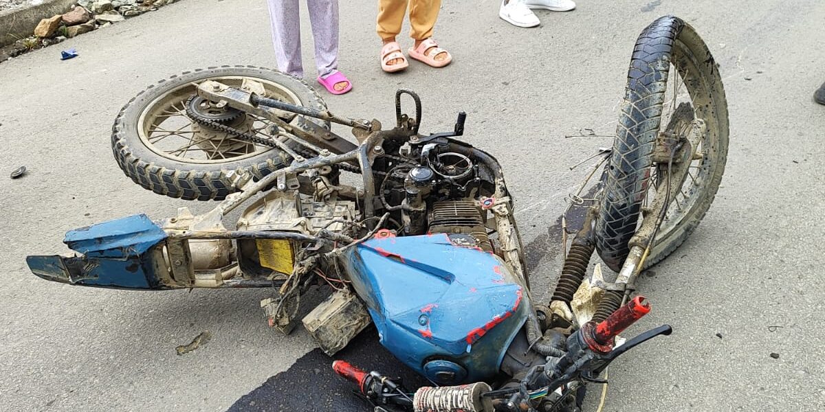 Motocicleta que conducía la víctima que perdió la vida por accidente de tránsito en el cantón Gualaceo.