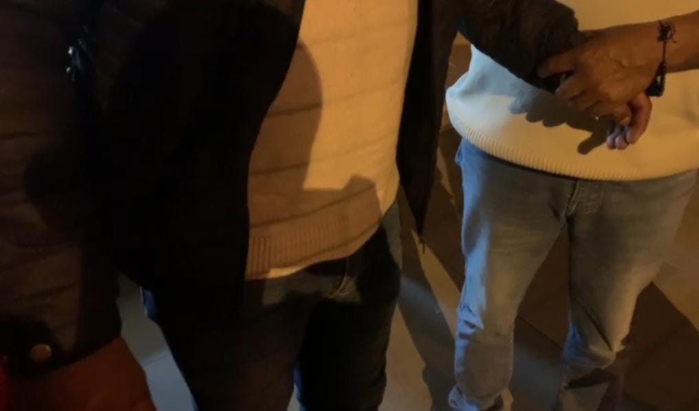 Conductor que fue víctima de robo recibió ayuda y fue trasladado a una casa de salud, en Cuenca.