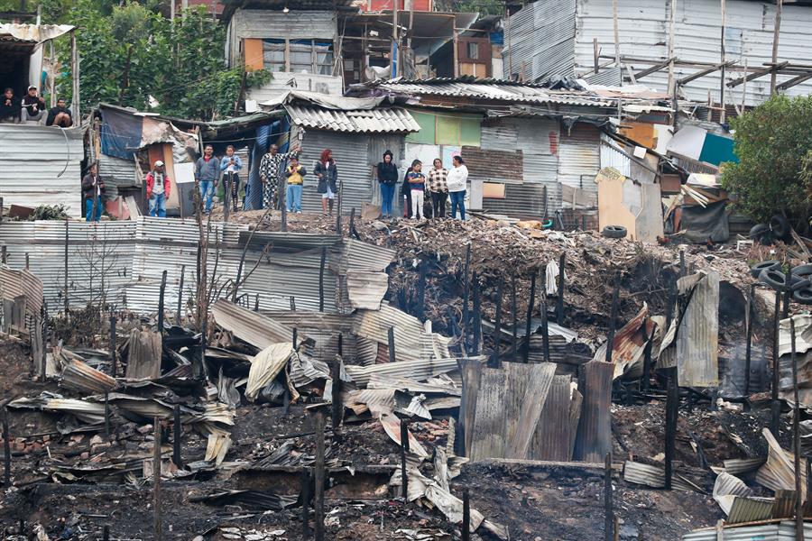 Un incendio consumió este viernes cerca de 70 casas de construcción precaria en una zona céntrica de Bogotá, habitada principalmente por recicladores, pero que según las primeras informaciones oficiales no dejó víctimas. EFE